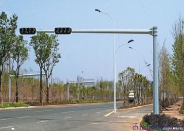 Chiny 6.5M Traffic Light Pole Durable Single Arm Outdoor Light Pole With Anchor Bolts dostawca