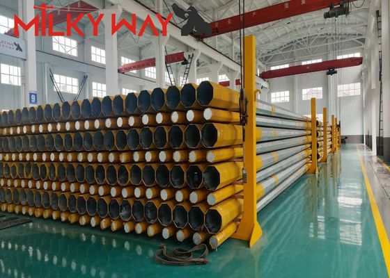 Dostosowalne obciążenie projektowe 300-1000 kg 33kv Stalowy słup zasilania z akcesoriami krzyżowymi dla różnych zastosowań