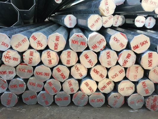 Wysoko wytrzymały słup elektroenergetyczny ze stali S500MC z powierzchnią galwanizowaną na gorąco i śrubami mocowanymi ze stali nierdzewnej do sieci elektroenergetycznych
