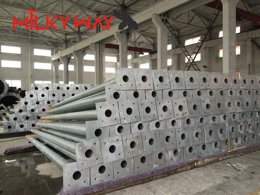 10-metrowy ocynkowany słup lampy zewnętrznej o wysokim maszcie. Słup oświetlenia autostrady