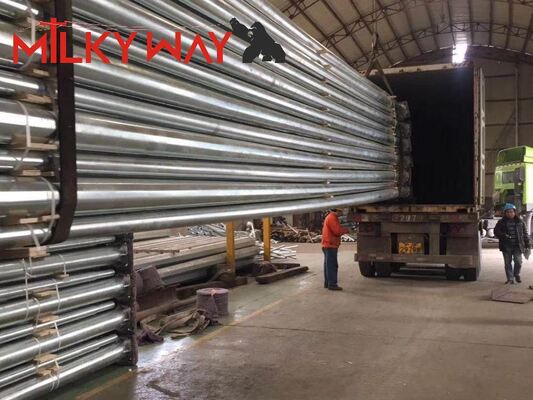 10-metrowy ocynkowany słup lampy zewnętrznej o wysokim maszcie. Słup oświetlenia autostrady