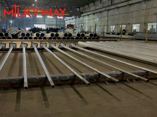 Wytrzymały ośmiokątny słup napędowy ze stali o długości od 35 stóp do 90 stóp i ochronnym wykończeniem bitumowym dla linii przesyłowych